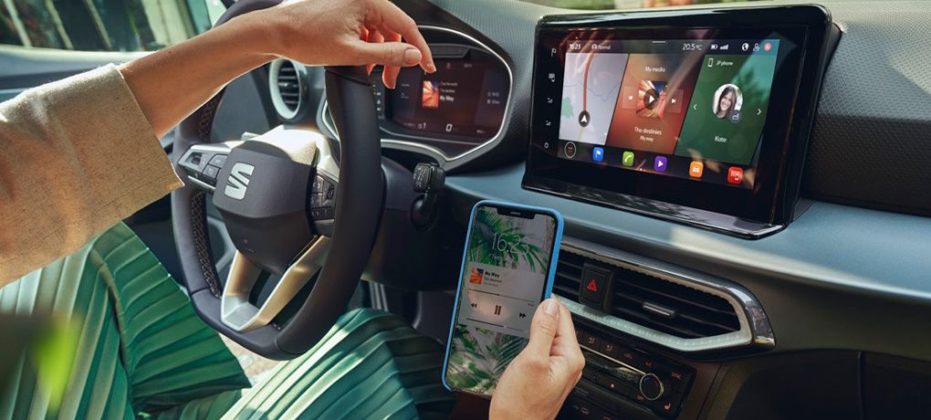 Smartphone verbindet sich mit Auto