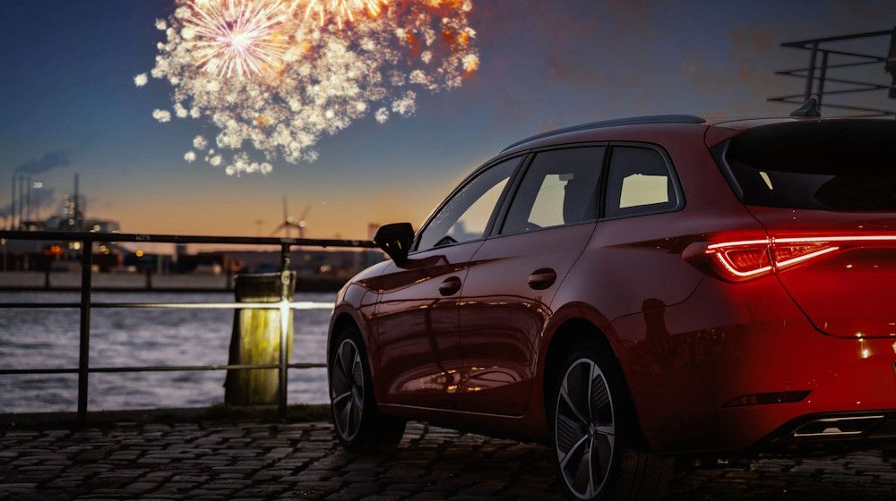 roter Seat Leon vor einem Feuerwerk